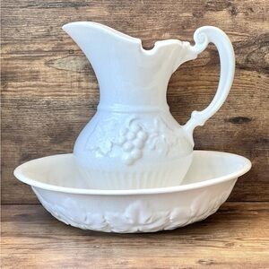 Lane & Co. 1961 Ceramic Pitcher Basin Table Lamp - Elegant White. MINt. vintage